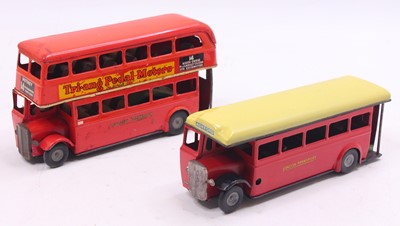 Lot 935 - A Triang Minic London Transport bus group to...