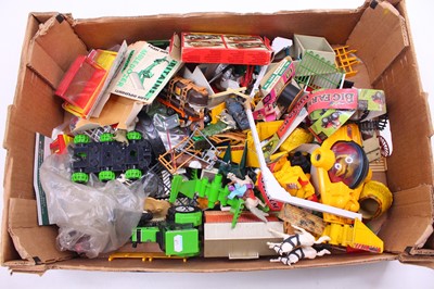 Lot 1997 - Tray of mixed Britains and plastic toys, to...