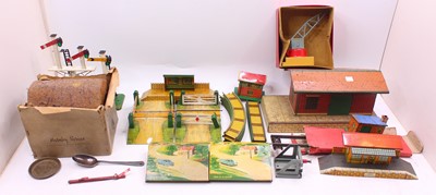 Lot 134 - Large box 0-gauge accessories: Hornby platform...