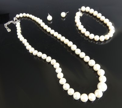 Lot 2662 - A freshwater pearl suite, comprising a single...