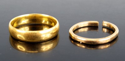 Lot 302 - A 22ct gold 4.4mm D-shaped wedding ring,...