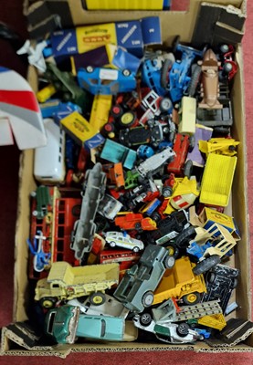 Lot 1521 - A tray of loose and playworn diecast models,...
