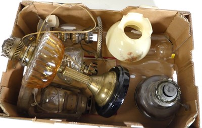 Lot 101 - A 19th century oil lamp, having a Messenger's...