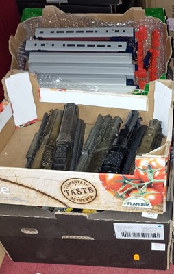 Lot 1577 - Four trays containing 00 gauge rolling stock...