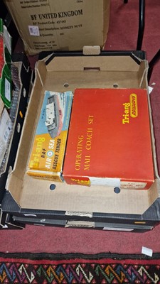 Lot 1578 - Three trays containing Hornby 00 gauge coaches...