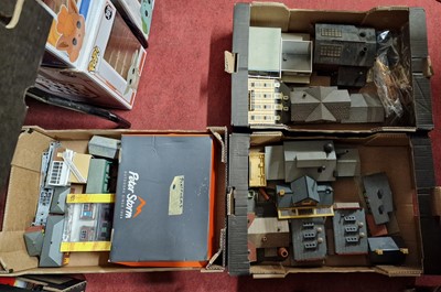 Lot 1608 - Six trays containing 00 gauge related stations...