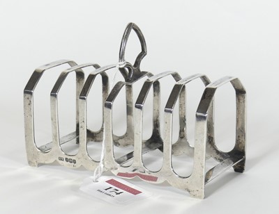 Lot 174 - A George V silver six-division toast rack, of...