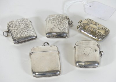 Lot 192 - A George V silver vesta, of typical hinged...
