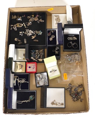 Lot 213 - A collection of jewellery, to include silver...