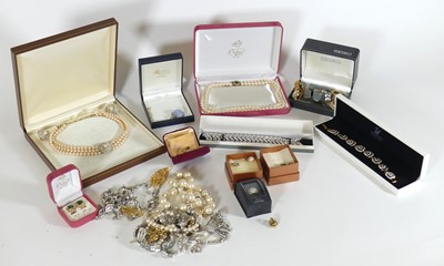 Lot 214 - A collection of jewellery, to include a...