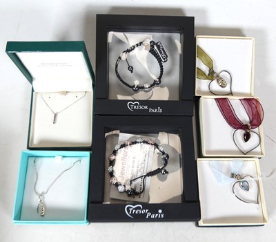 Lot 220 - A collection of jewellery, to include a 9ct...