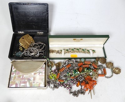 Lot 246 - A collection of costume jewellery to include a...