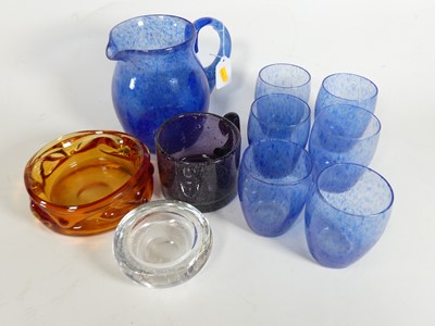 Lot 129 - A collection of 20th century glassware, to...