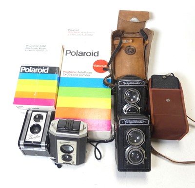 Lot 387 - A collection of cameras to include a...