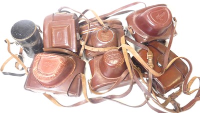 Lot 388 - A collection of cameras  to include Zeiss Ikon...