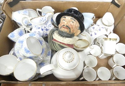 Lot 495 - A collection of ceramics, to include a Royal...