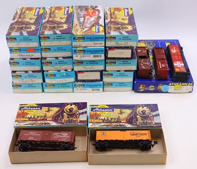 Lot 711 - One tray containing HO gauge American outline...