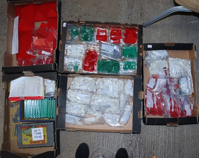 Lot 1907 - 5 Trays containing Bayko loose building...