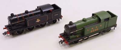Lot 305 - Two Hornby Dublo locos to include an EDL7 LNER...