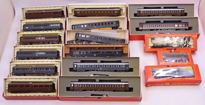Lot 639 - One tray containing various Rivarossi HO gauge...