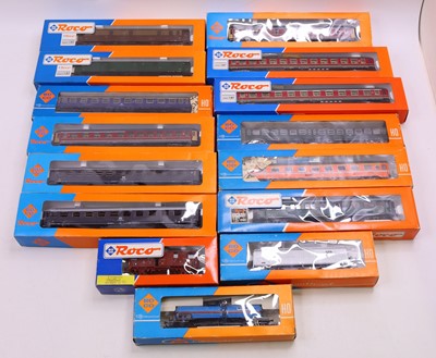 Lot 640 - One tray of HO gauge Roco coaches and wagons,...
