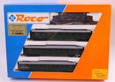 Lot 641 - Roco HO gauge train set comprising an FS E.626...