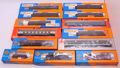 Lot 647 - One tray containing various HO gauge wagons...
