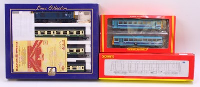 Lot 561 - Three diesel trains: Hornby R2509 class 121...