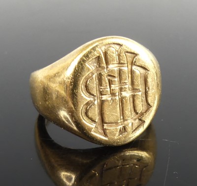 Lot 2267 - A gent's 9ct gold oval signet ring, with...