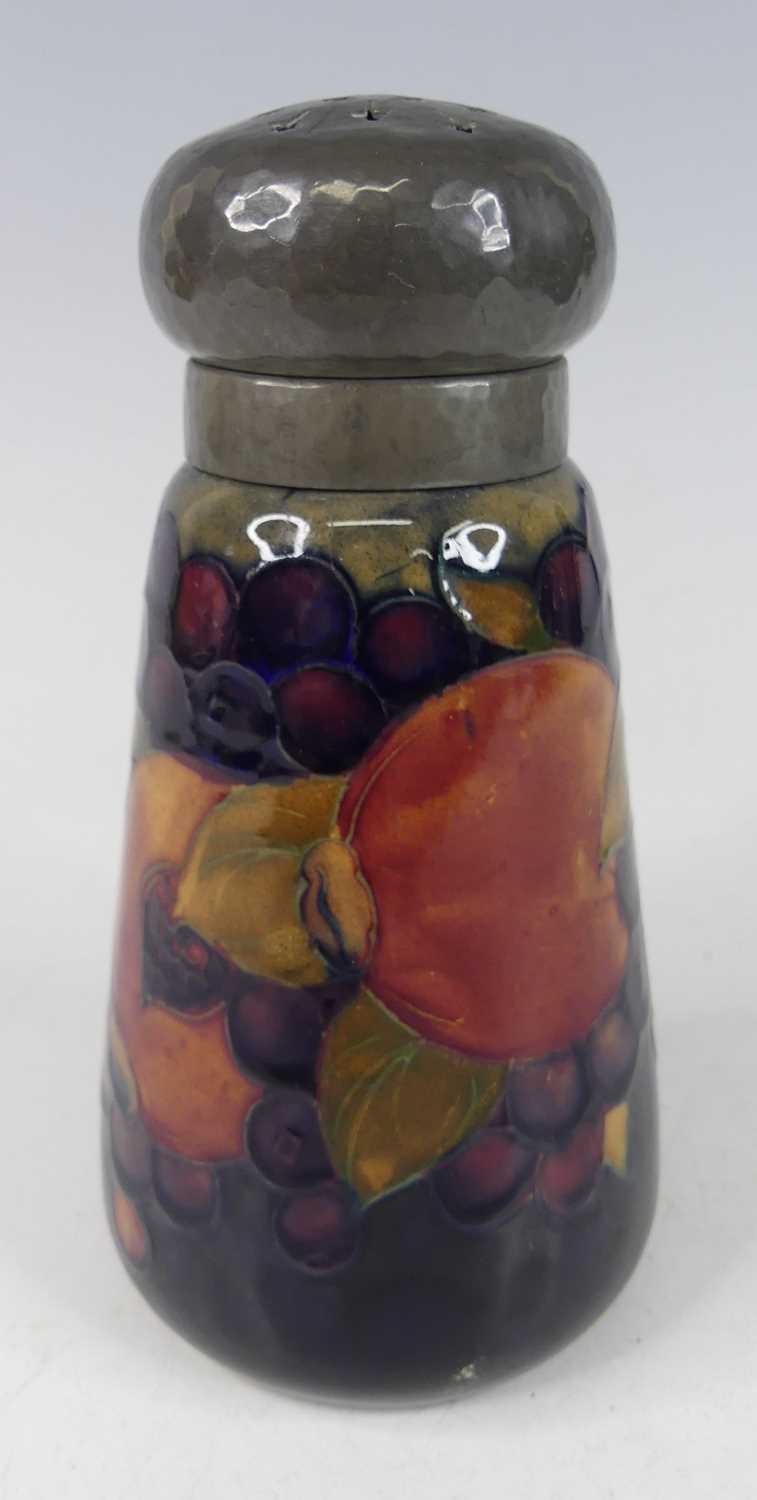 Lot 27 - An early 20th century Moorcroft Pomegranate...