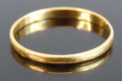 Lot 302 - A modern 18ct gold wedding band, sponsor HS,...