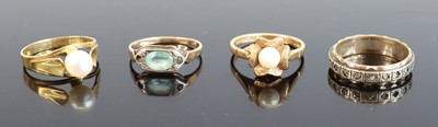 Lot 305 - A 9ct gold cultured pearl set dress ring, size...