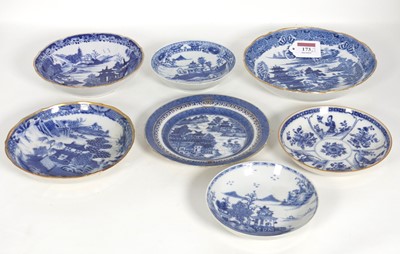 Lot 173 - A collection of Chinese porcelain dishes,...