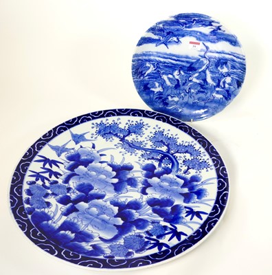 Lot 39 - A Japanese porcelain blue & white charger,...