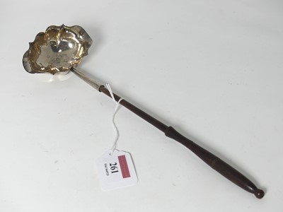 Lot 261 - A George III silver toddy ladle, having shaped...