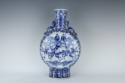 Lot A large Chinese blue and white...
