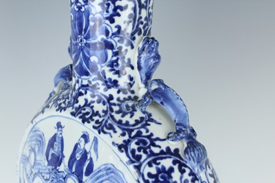 Lot 5 - A large Chinese blue and white...