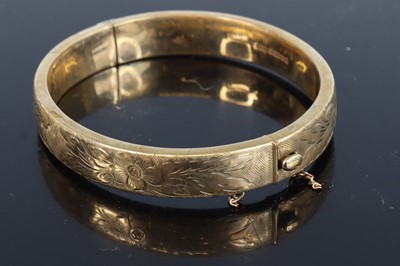 Lot 349 - A 9ct gold and engraved wax-filled hinged...