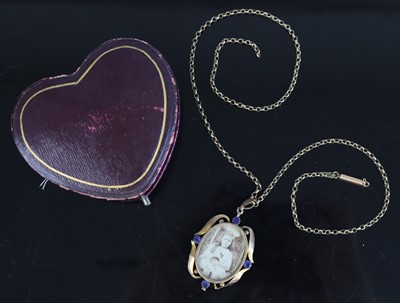 Lot 357 - An Edwardian 9ct gold sapphire set oval...