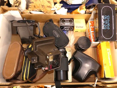 Lot 633 - A collection of various cameras and...