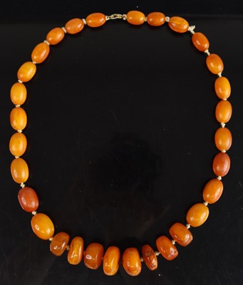 Lot 366 - A beaded and knotted butterscotch amber...
