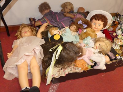 Lot 647 - Two boxes of various collector's dolls to...