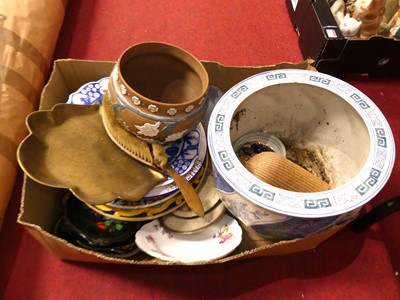 Lot 654 - A box of miscellaneous ceramics, to include an...