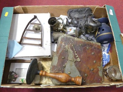 Lot 609 - A tray of miscellaneous items, to include a...