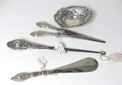 Lot 296 - An Edwardian silver heart shaped bonbon dish,...