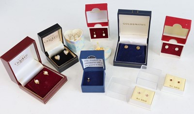 Lot 401 - A pair of 9ct gold cultured pearl set ear...