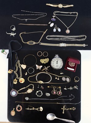 Lot 402 - Assorted costume jewellery to include ladies'...