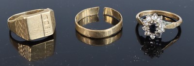 Lot 403 - A gent's 9ct gold signet ring, together with a...