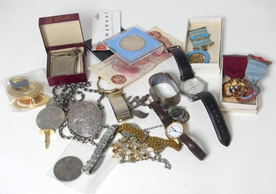 Lot 466 - A collection of items to include a silver and...