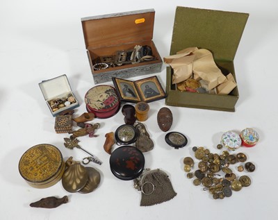 Lot 474 - A collection of items to include various paste...